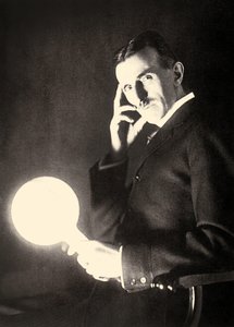 Portrait de Nikola Tesla tenant une ampoule illuminée par le champ électromagnétique d
